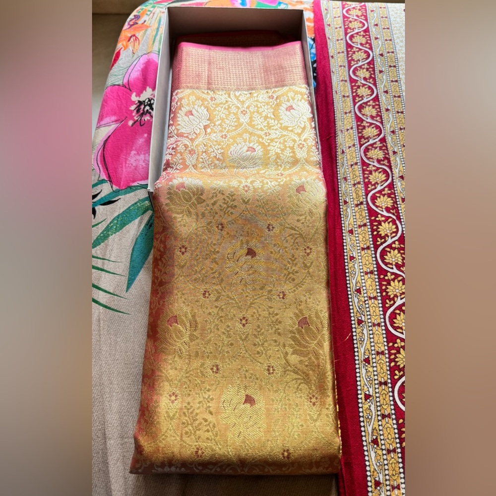Stunning Pink/Peach and Gold Handwoven Kanjeevaram Silk and Pure Zari Saree - Picture 10 of 16